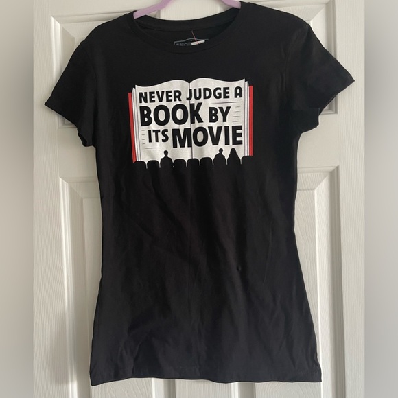 NWT NEVER JUDGE A BOOK BY ITS MOVIE Black Graphic Tee Shirt Size XL Juniors - Picture 1 of 4